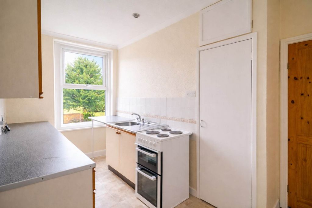 2 bed flat for saleMilton Road, Weston-Super-Mare BS23 photo 3