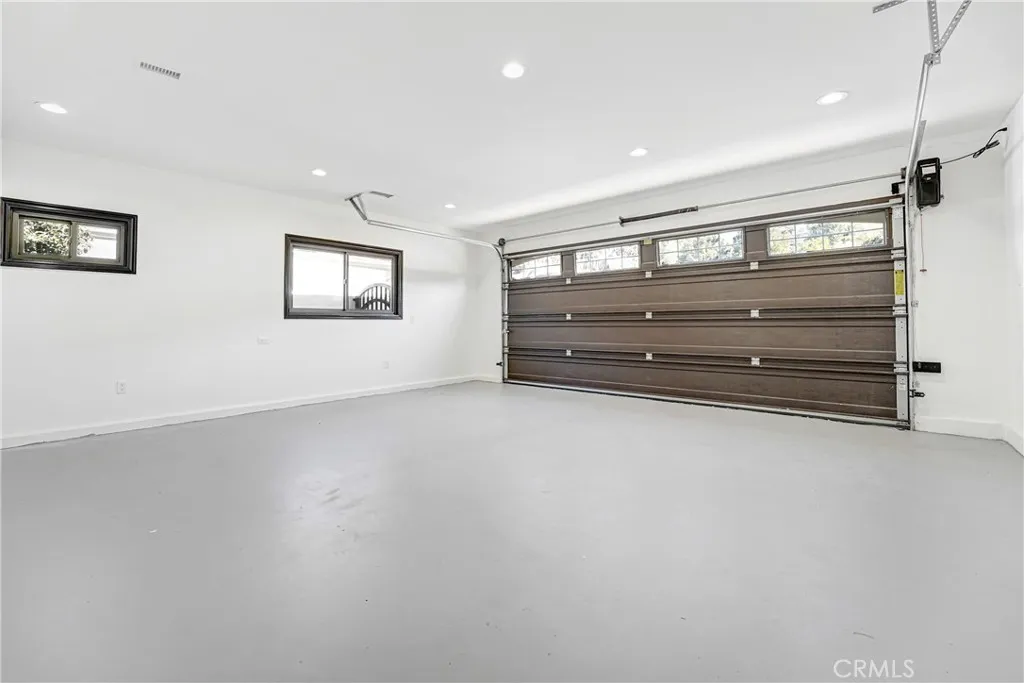 4529 Don Pio Dr, Woodland Hills, CA 91364