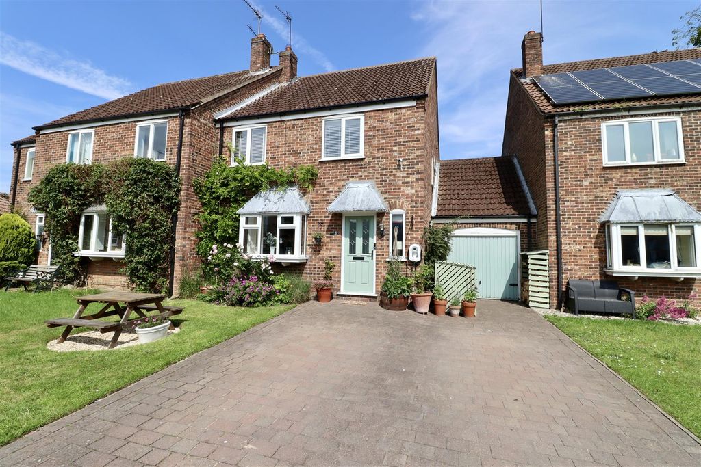 4 bed semi-detached house for saleSt Nicholas Close, North Newbald YO43