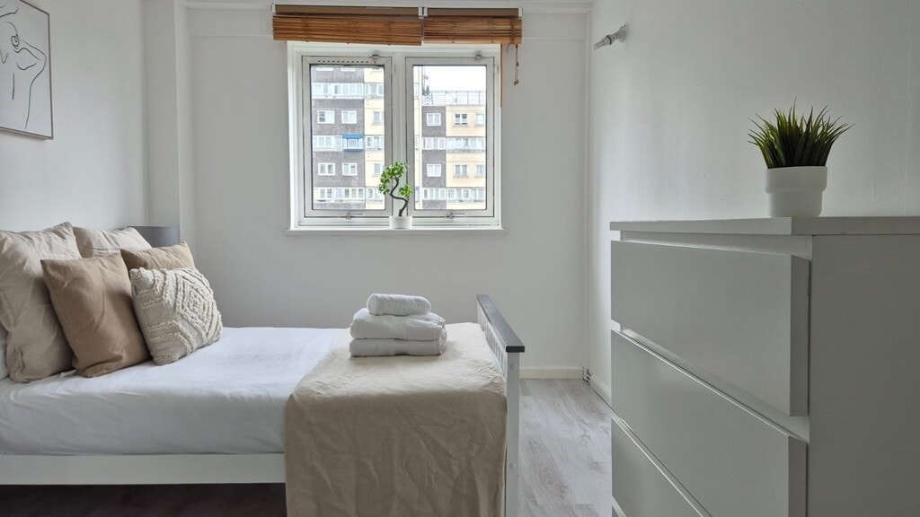 Additional image 3 of 2 Bed Flat, Charlotte Despard Avenue, SW11, N1 7GU