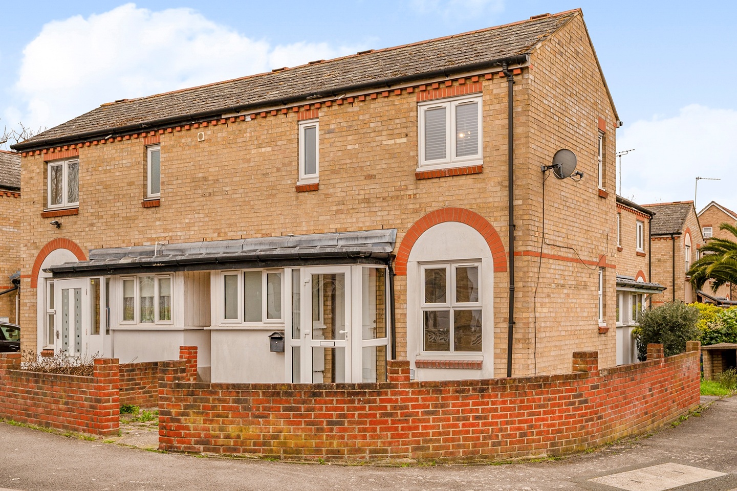 2 Bed Semi-Detached House, Chaucer Drive, SE1, N1 7GU