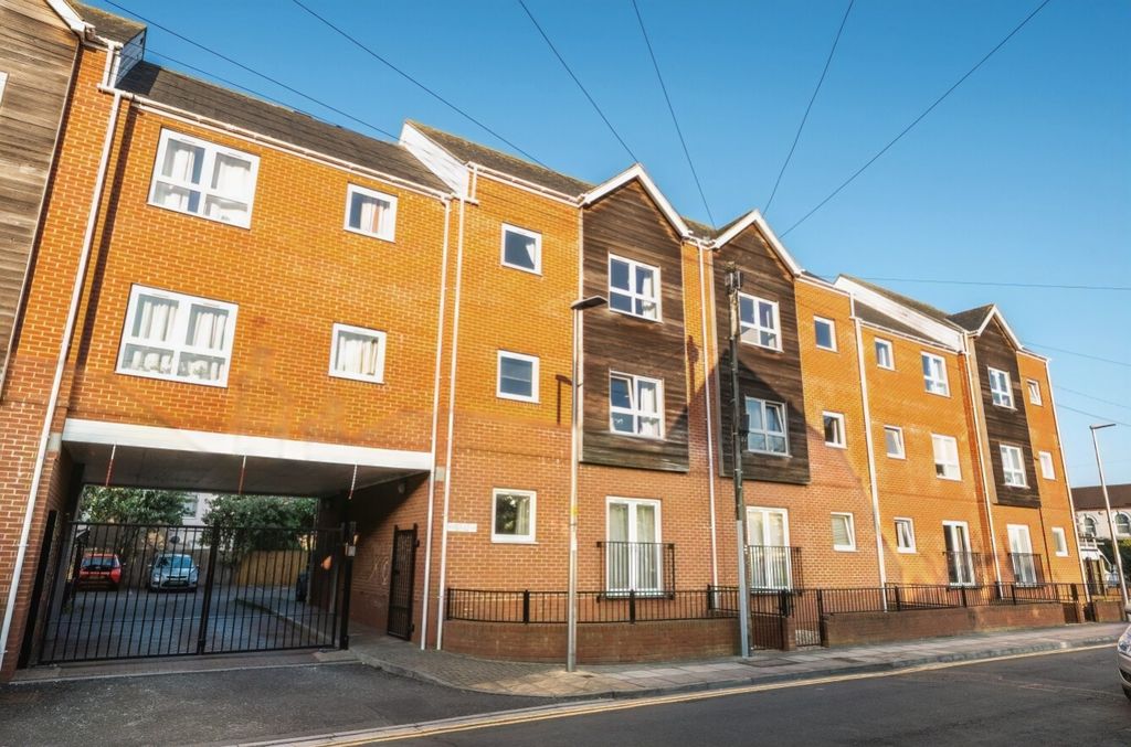 2 bed flat for saleWillingham Court, Willingham Street, Grimsby, Lincolnshire DN32