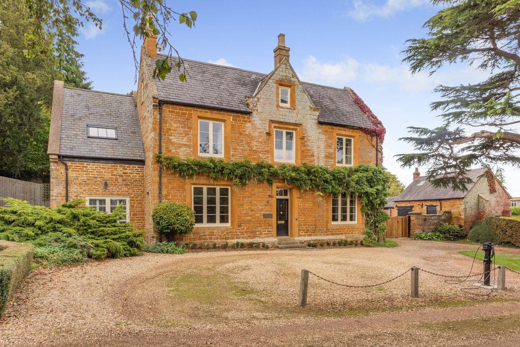 6 bed detached house for saleThe Green, Creaton, Northampton NN6