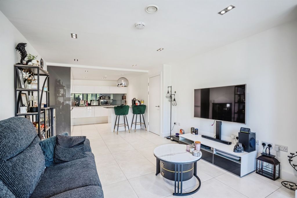 2 bed flat for saleSevern Quay, Chepstow NP16 photo 3
