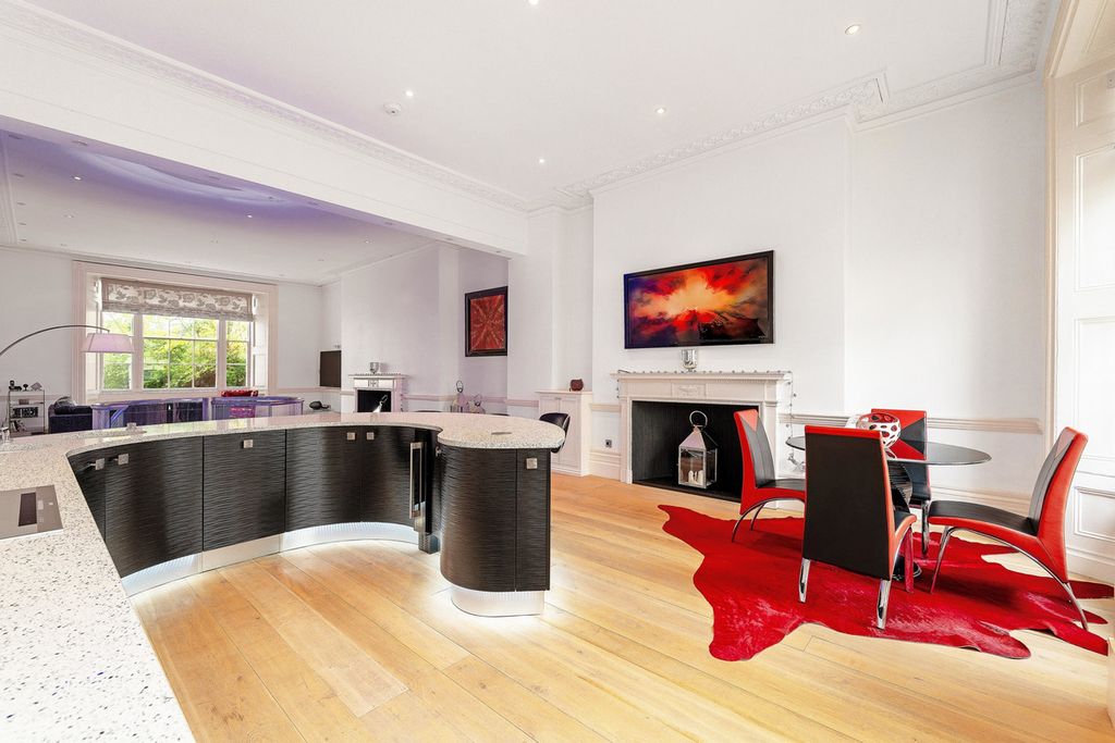 3 bed flat for saleParade, Leamington Spa, Warwickshire CV32 photo 4