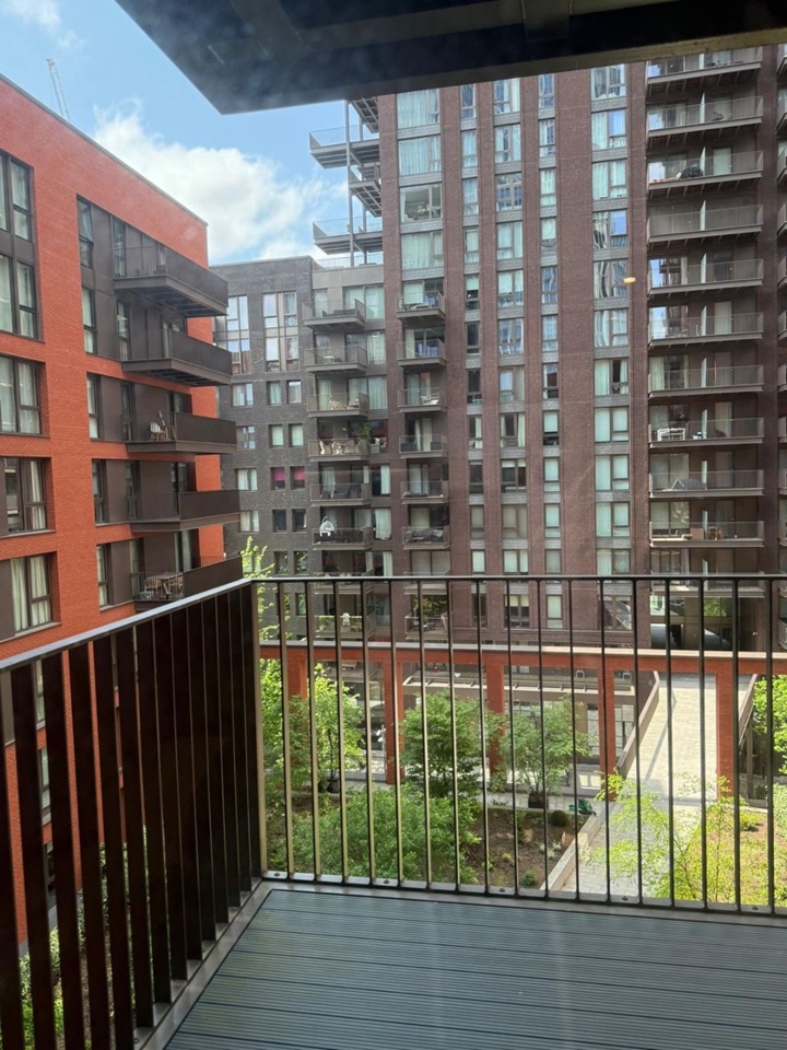 Additional image 7 of 2 Bed Flat, Viaduct Gardens, SW11, N1 7GU