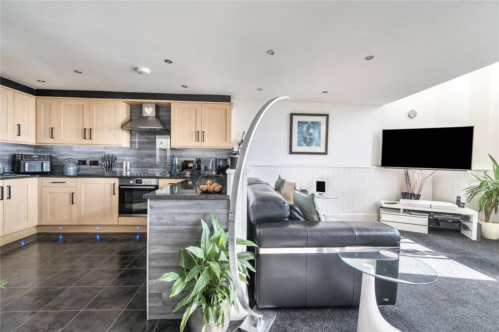 4 bed flat for saleSutton High Apartments, 20 Regent Street, Plymouth PL4 photo 4