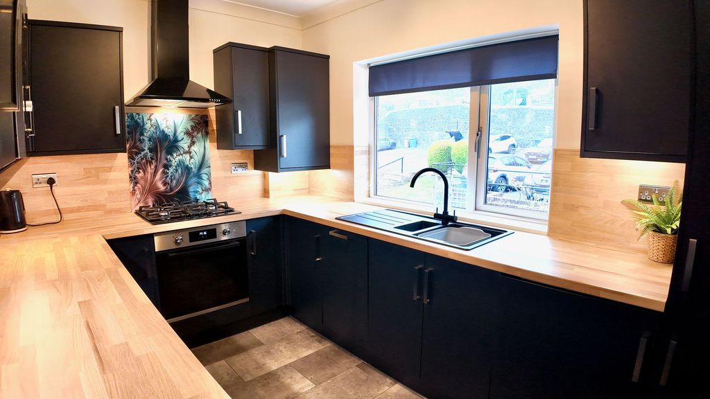 2 bed flat for saleCae Gorlan Court, Abercarn NP11 photo 2
