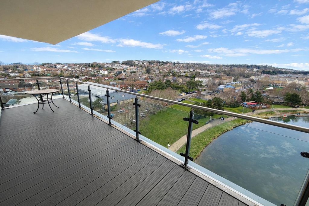 2 bed flat for saleThe Mirage, Portishead BS20 photo 2