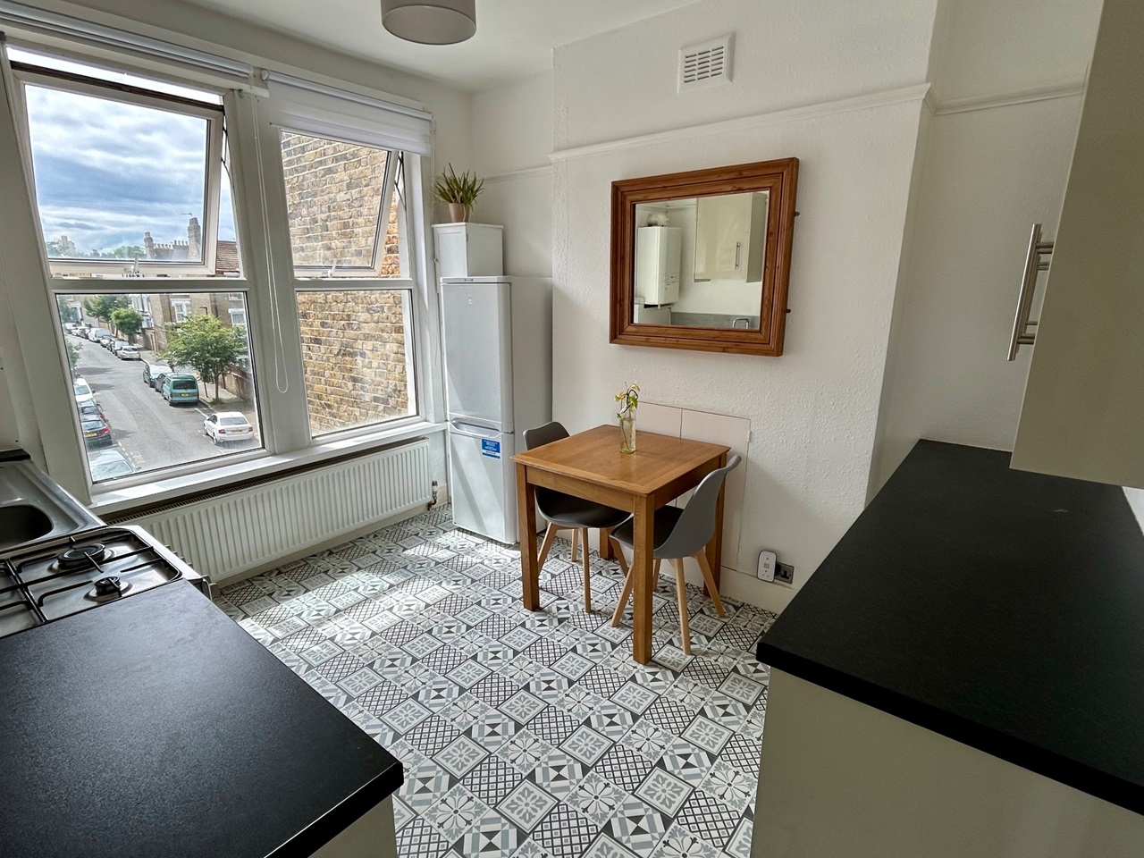 1 Bed Flat, Tradescant Road, SW8, N1 7GU