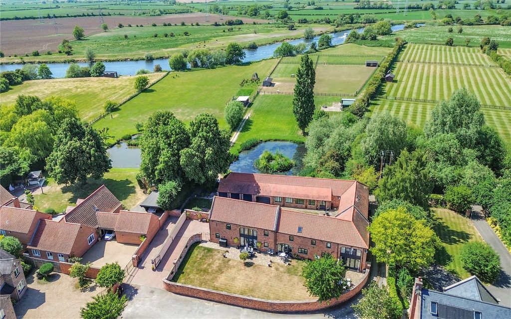 10 bed equestrian for saleOld Hall Close, Farndon, Newark, Nottinghamshire NG24