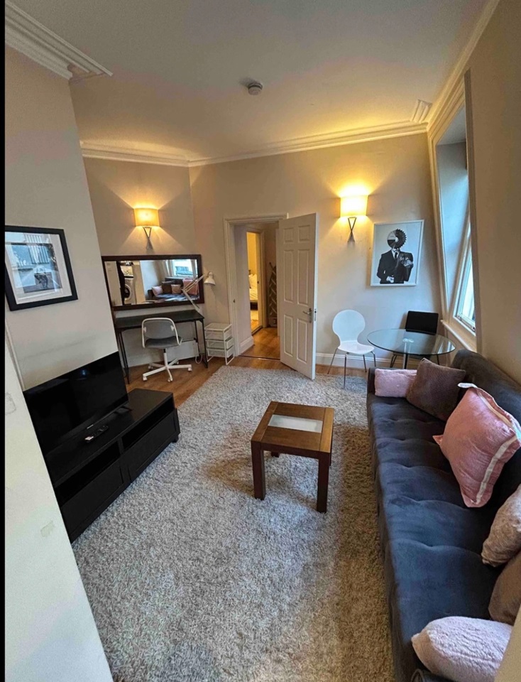 1 Bed Flat, Bank Chambers, SW1Y