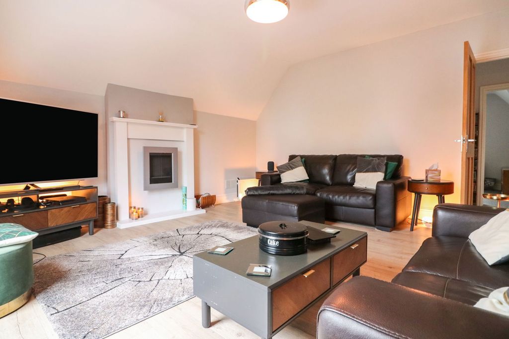 2 bed flat for saleWelholme Road, Grimsby DN32 photo 3