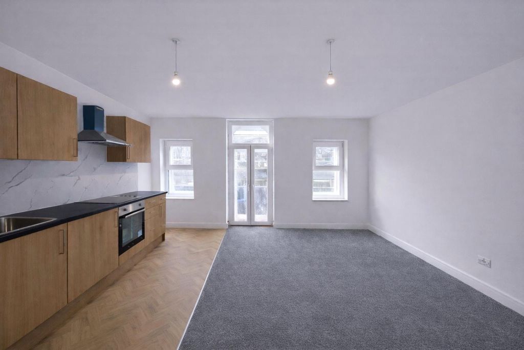 2 bed flat for saleCommercial Street, Newport NP20