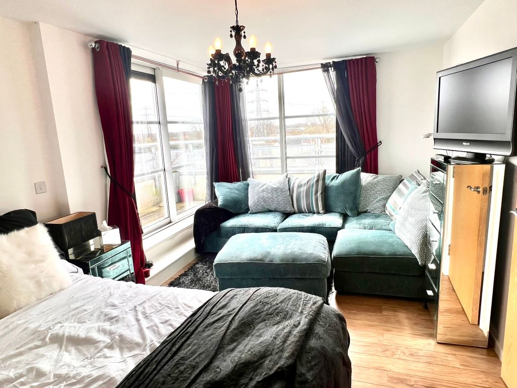 3 bed flat for saleWatkin Road, Leicester LE2 photo 2