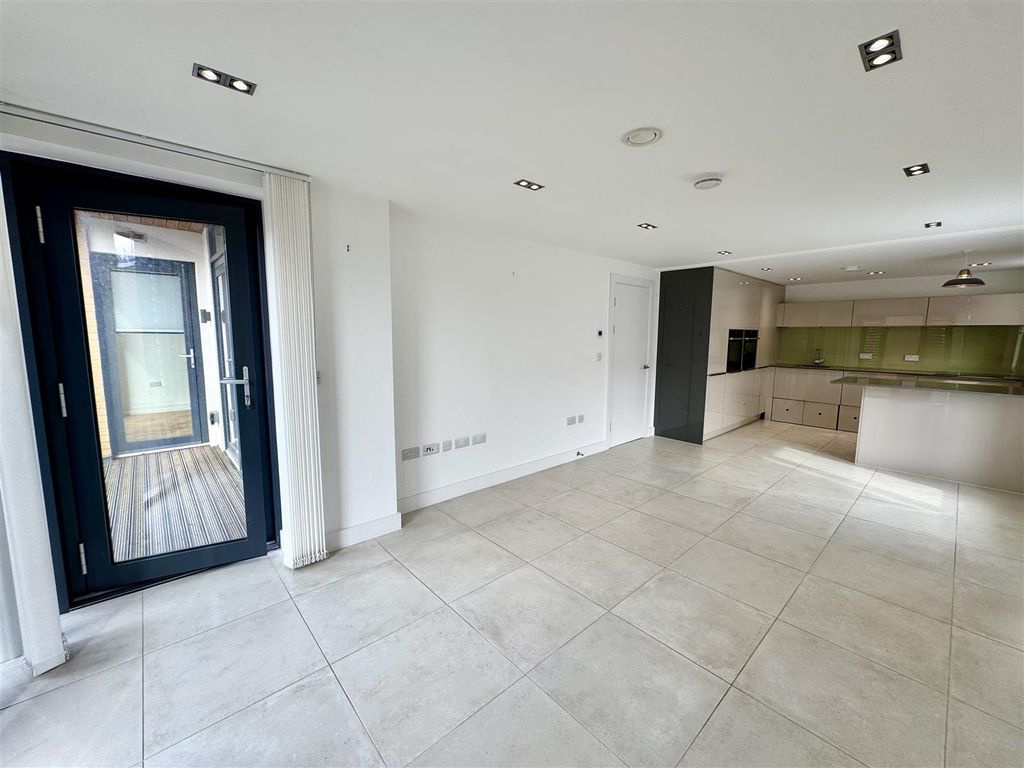 2 bed flat for saleSevern Quay, Chepstow NP16 photo 5
