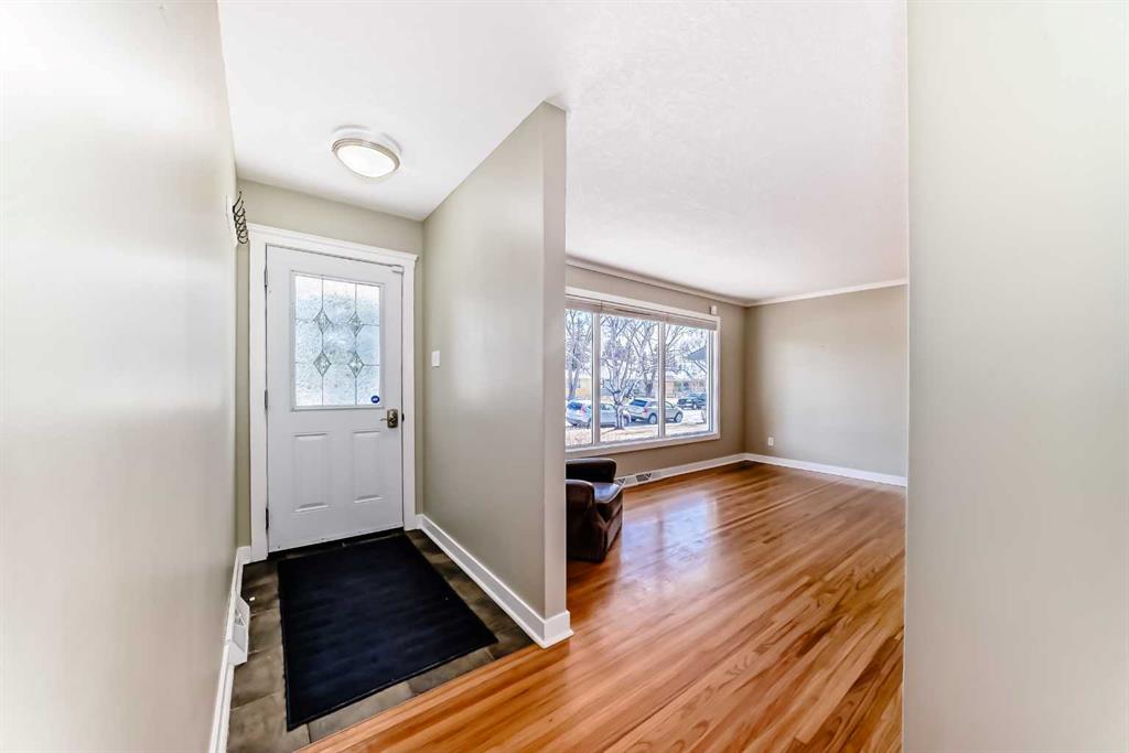 Additional image 3 of 27 Gladeview Crescent SW, Calgary, AB, T3E 4X7