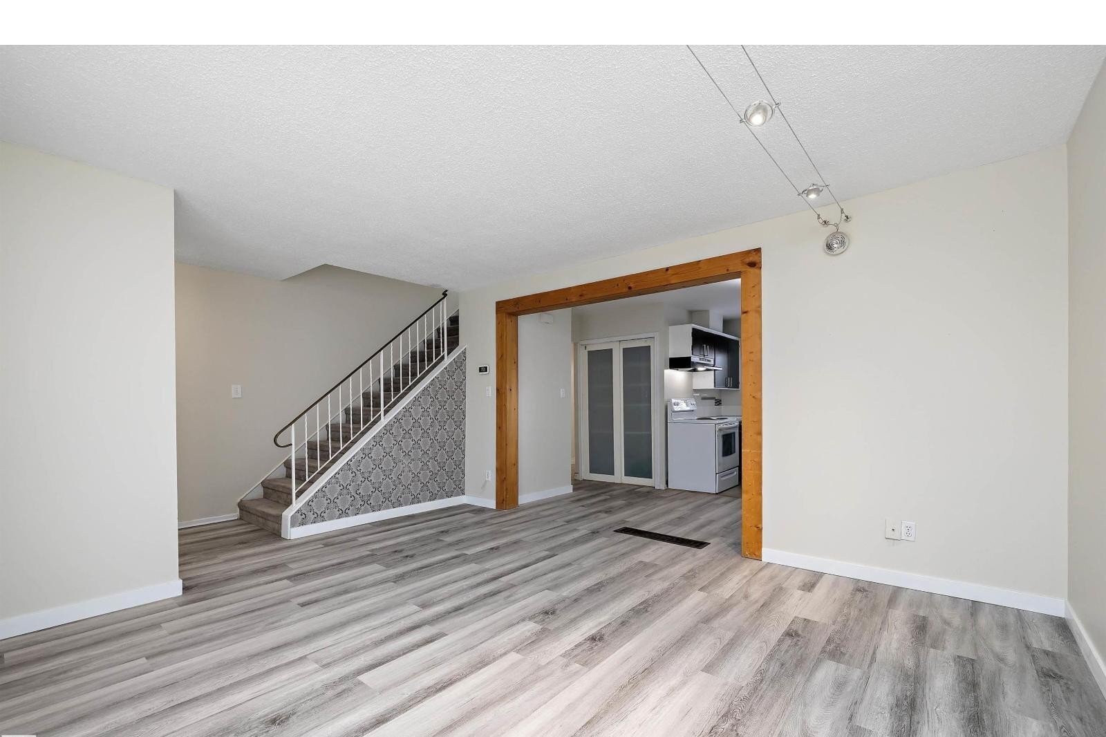 Additional image 8 of 11813 44 Street NW, Edmonton, AB, T5W2S4