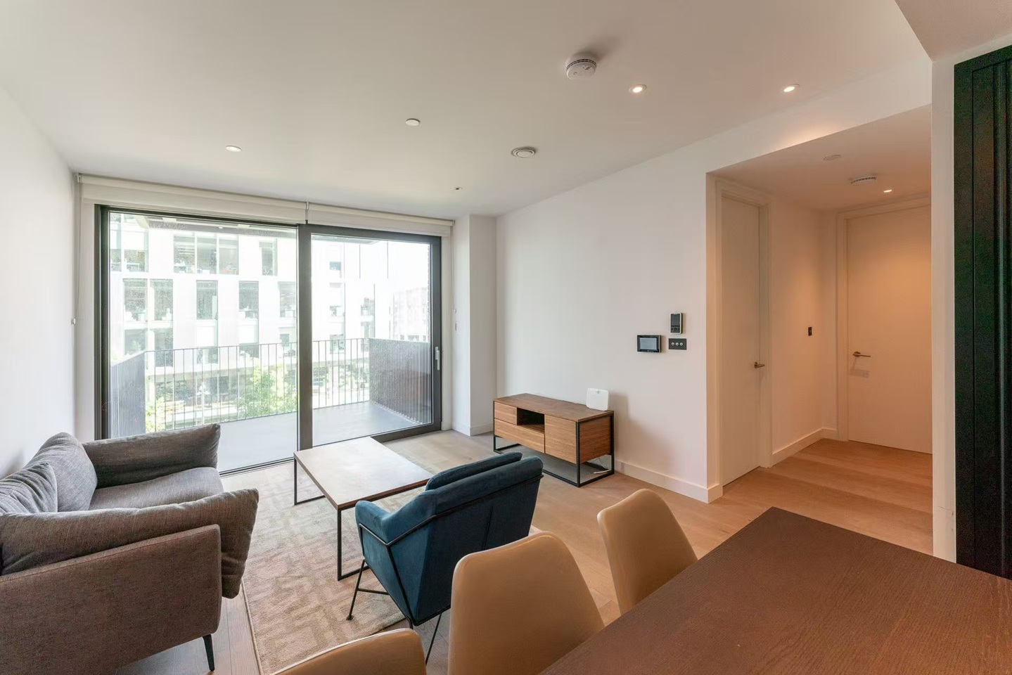 2 Bed Flat, Viaduct Gardens, SW11, N1 7GU