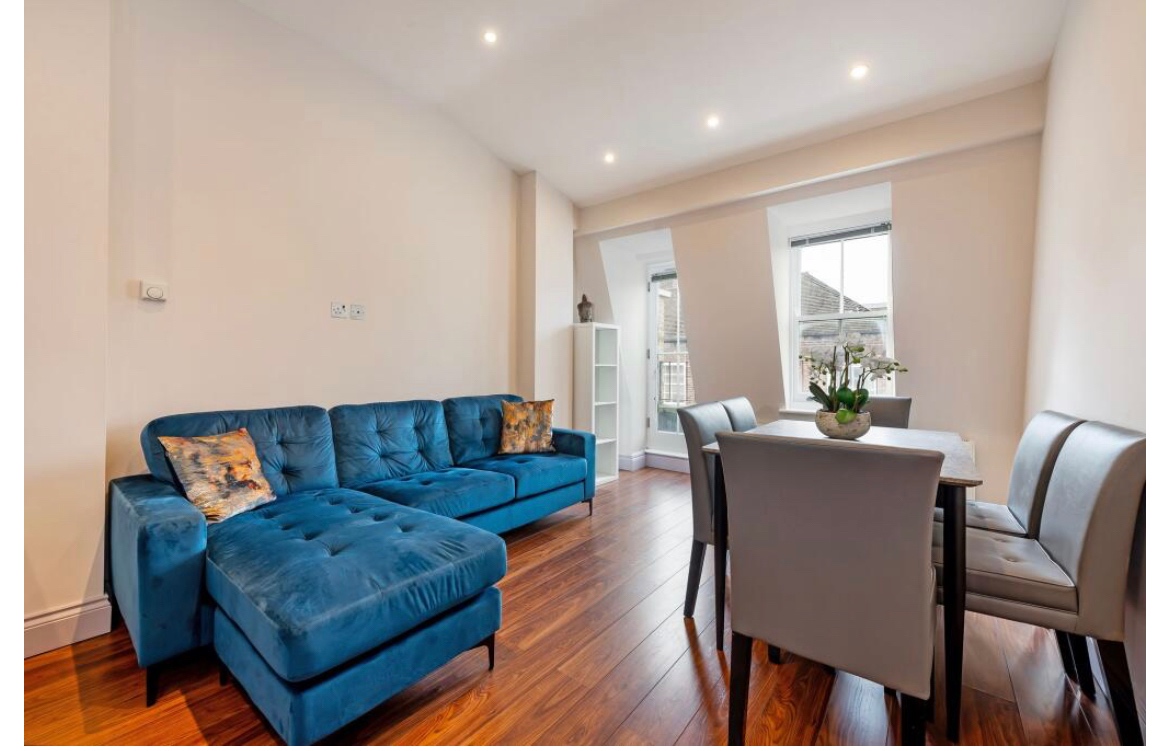 2 Bed Flat, Weymouth Mews, W1G, N1 7GU