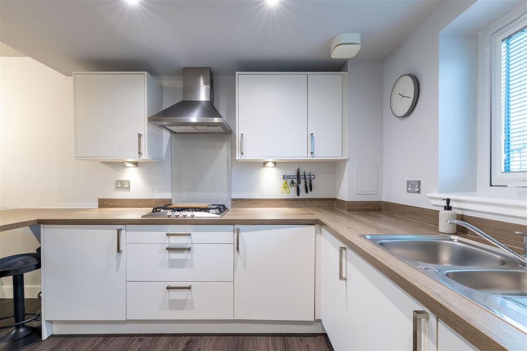 2 bed flat for saleCroll Gardens, Perth PH1 photo 5