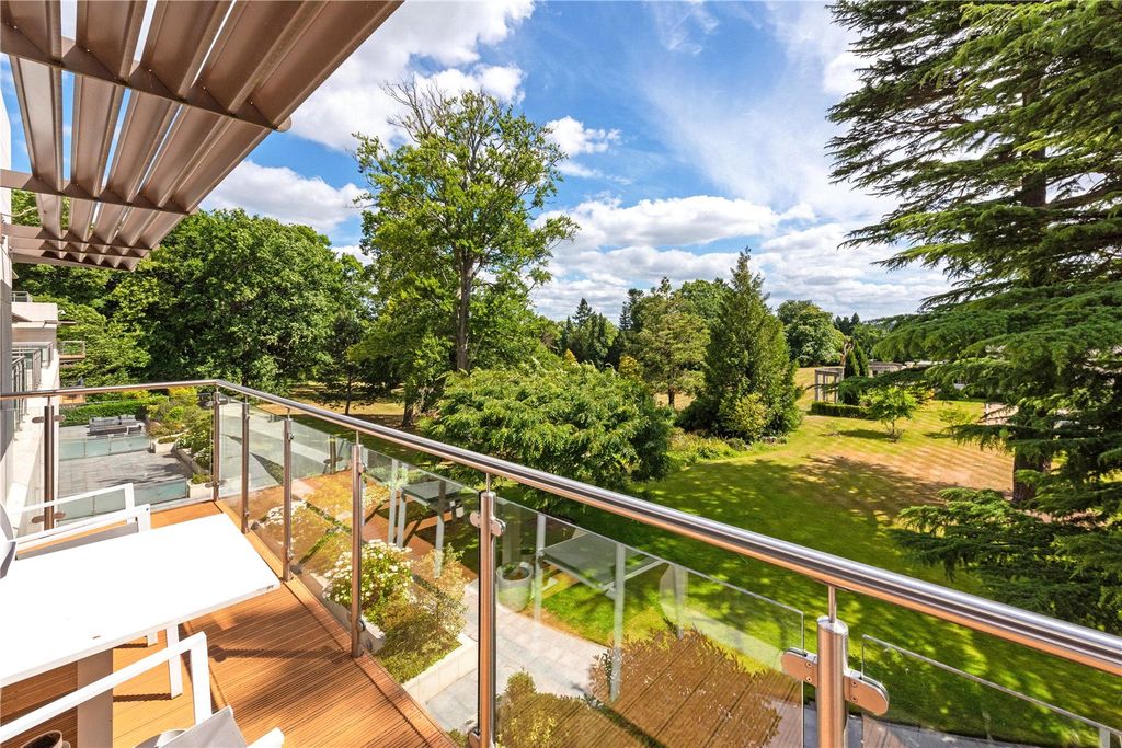 3 bed flat for saleCharters, Charters Road, Sunningdale, Ascot, Berkshire SL5 photo 2