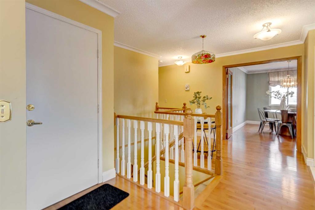 Additional image 4 of 12 Vandoos Villas NW, Calgary, AB, T3A 4W3