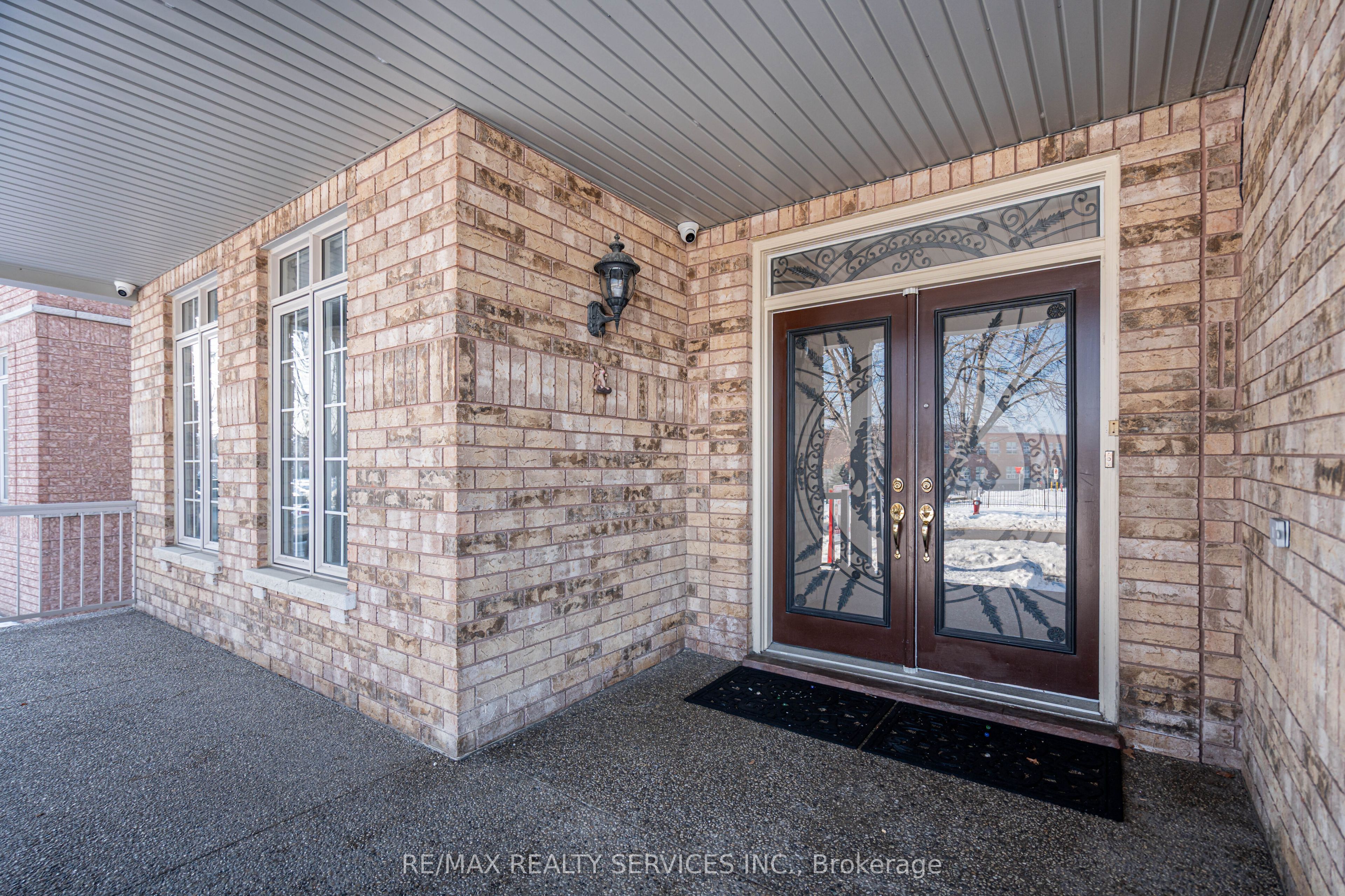 Additional image 2 of 52 Mount Royal Circle, Brampton, ON, L6P 2K4