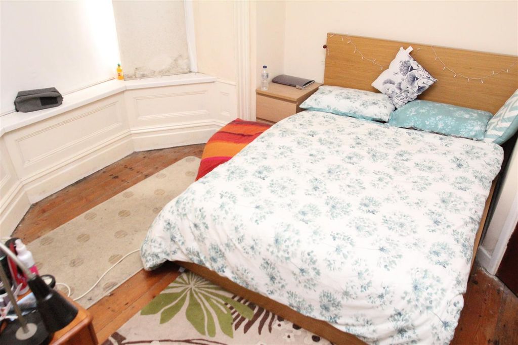 5 bed flat for saleWood Road, Treforest CF37 photo 5