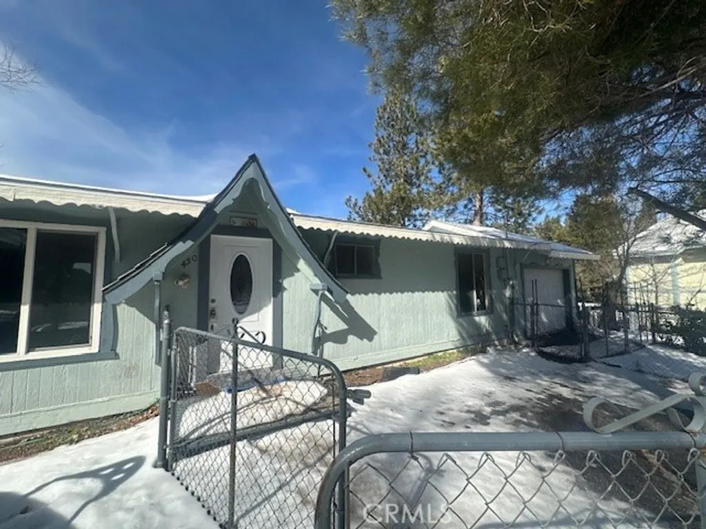 450 Davos Dr, Crestline, CA 92325