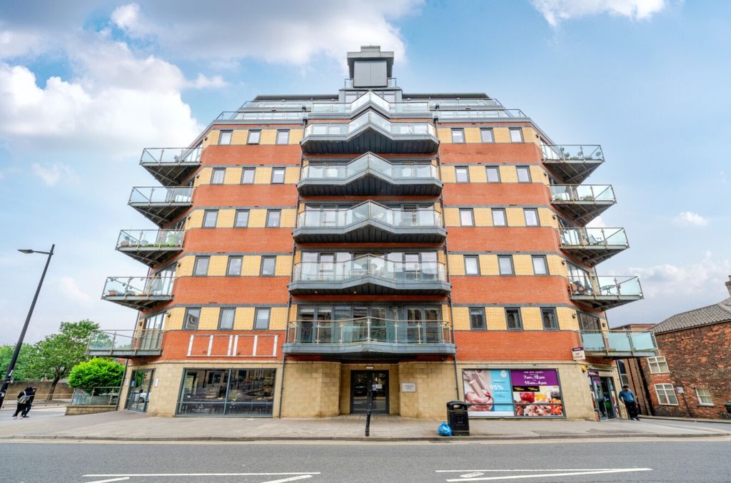 2 bed flat for saleThorngate House, St. Swithins Square, Lincoln, Lincolnshire LN2