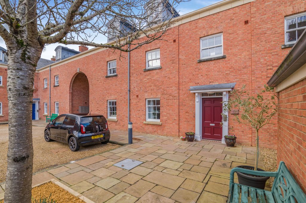 2 bed flat for saleThe Mount, Mount Way, Chepstow, Monmouthshire NP16