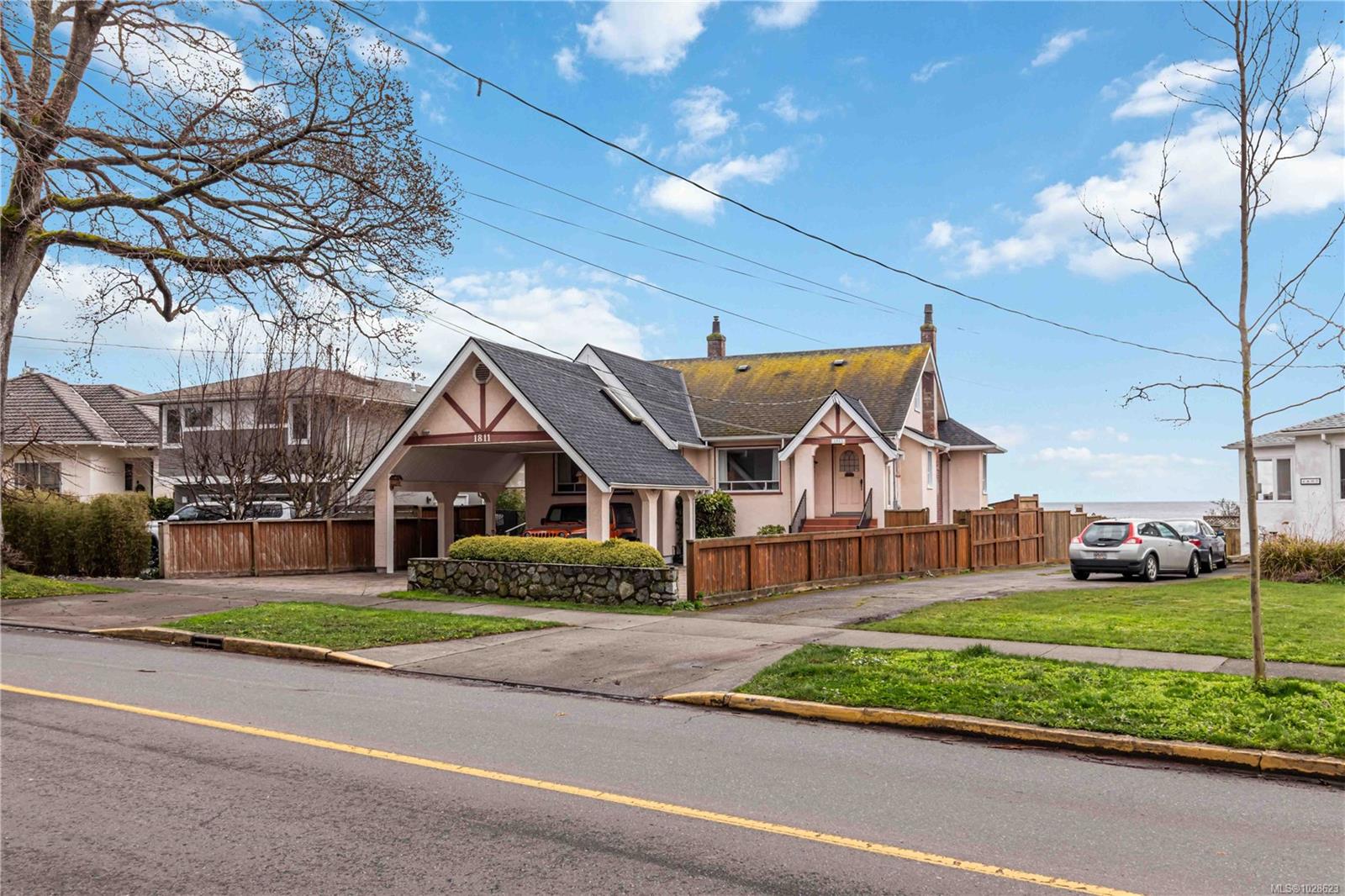 Additional image 2 of 1811 Hollywood Crescent, Victoria, BC, V8S 1J2