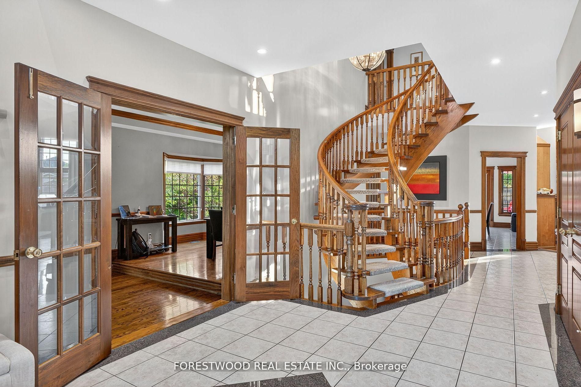 Additional image 3 of 971 Lovingston Crescent, Mississauga, ON, L4W 3V7