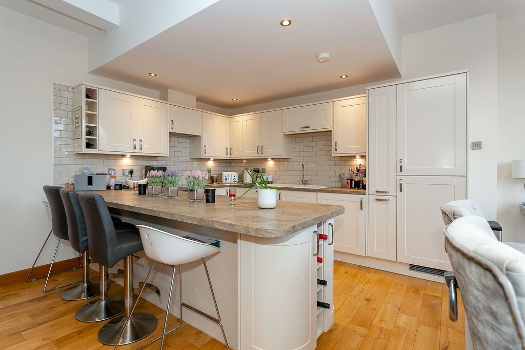 2 bed flat for saleCrescent Road, Harrogate HG1 photo 2