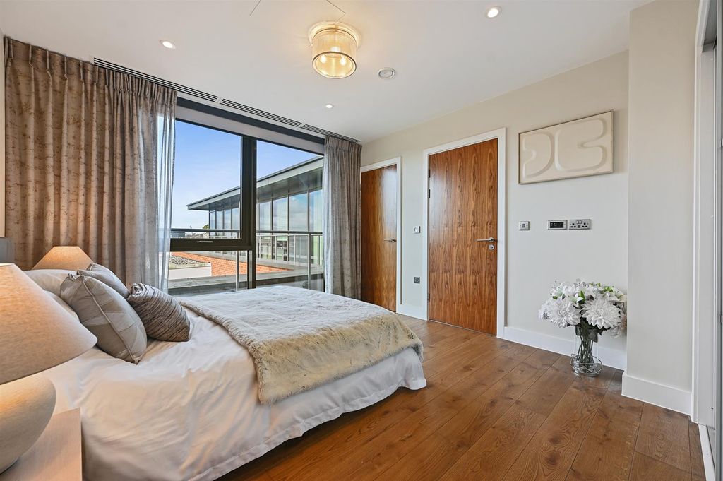 Additional image 8 of 2 bed flat for saleStation Road, Gerrards Cross SL9
