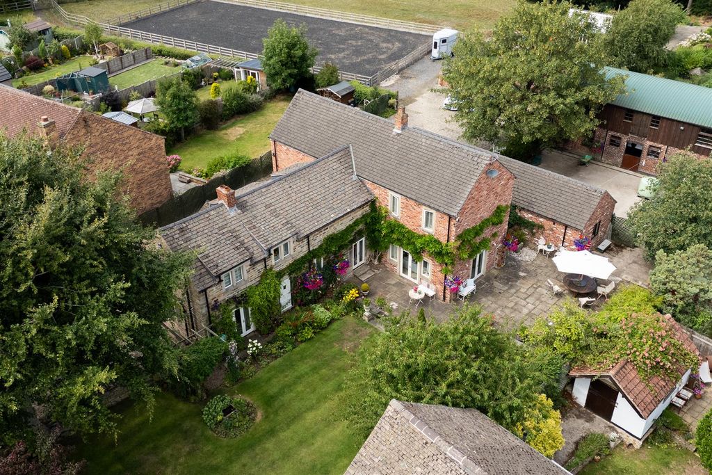 5 bed detached house for saleYew Tree Farm, Walton Back Lane, Walton, Chesterfield S42