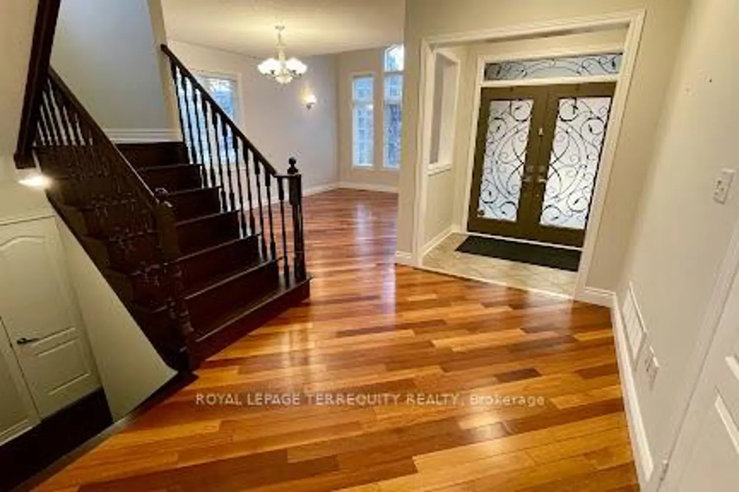 2089 Blackforest Crescent photo 2