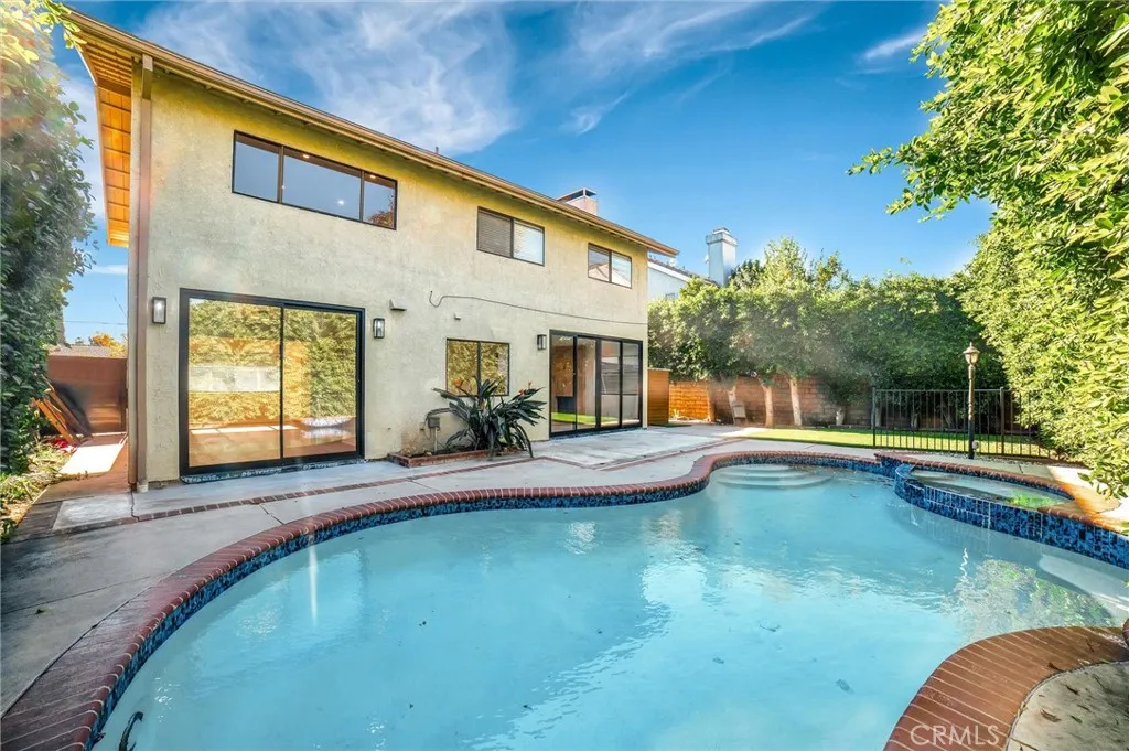 18839 Miranda St, Tarzana, CA 91356