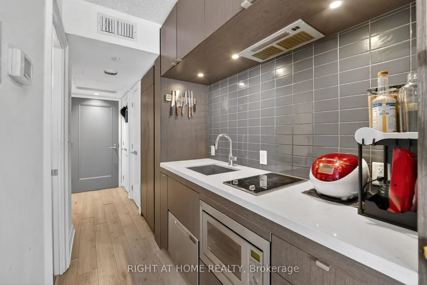 Additional image 14 of 155 Yorkville Avenue 2512
