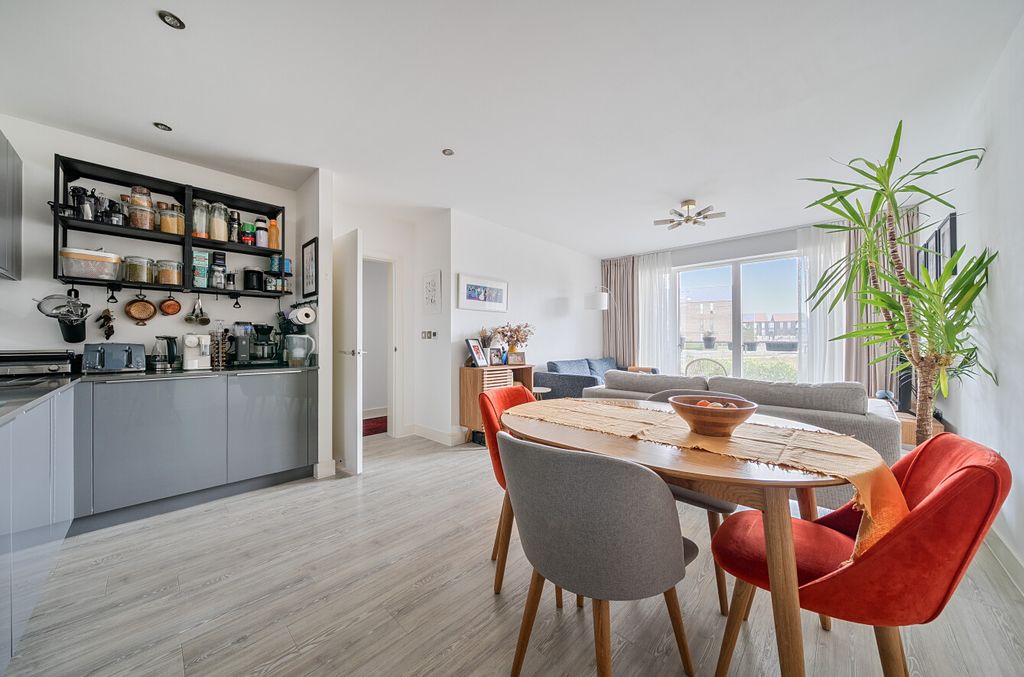 3 bed flat for saleKnightly Avenue, Cambridge CB2 photo 5