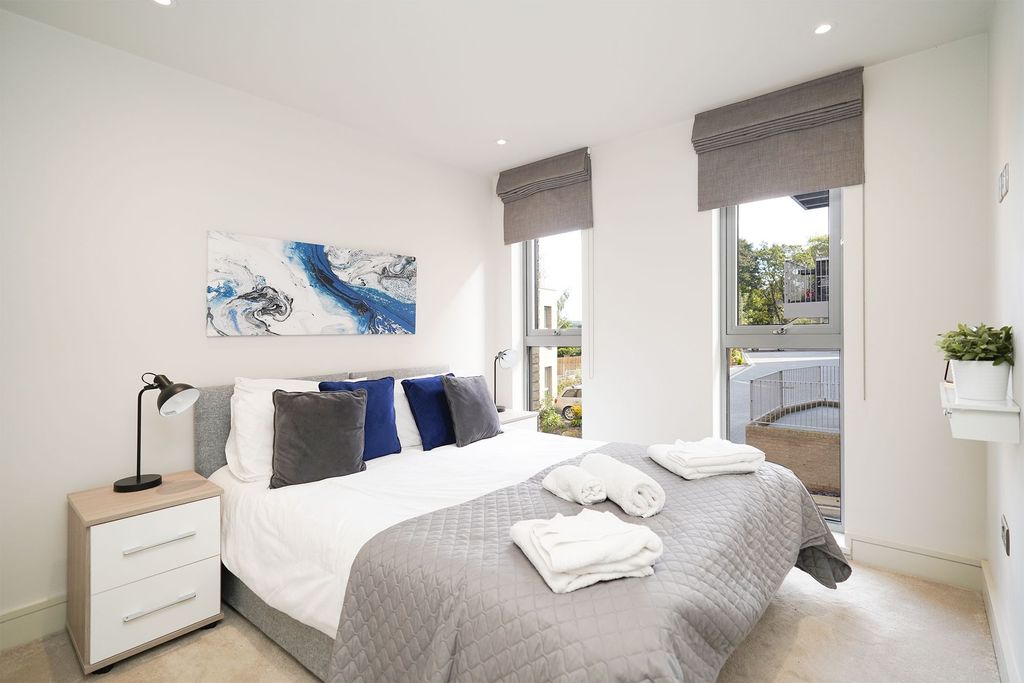 2 bed flat for saleChelsea Heights, Berkeley Place S11 photo 3