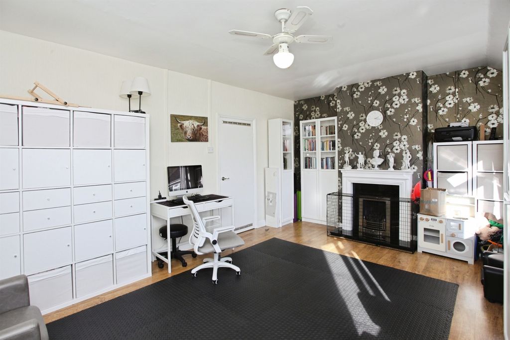 2 bed flat for saleTrem Twyn Barlwm, Two Locks, Cwmbran NP44 photo 2