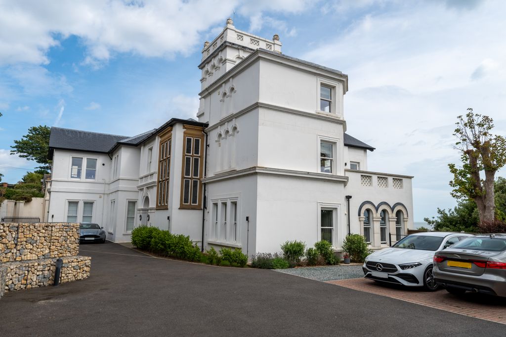 2 bed flat for saleSouth Beach Mansion, Bent Hill IP11