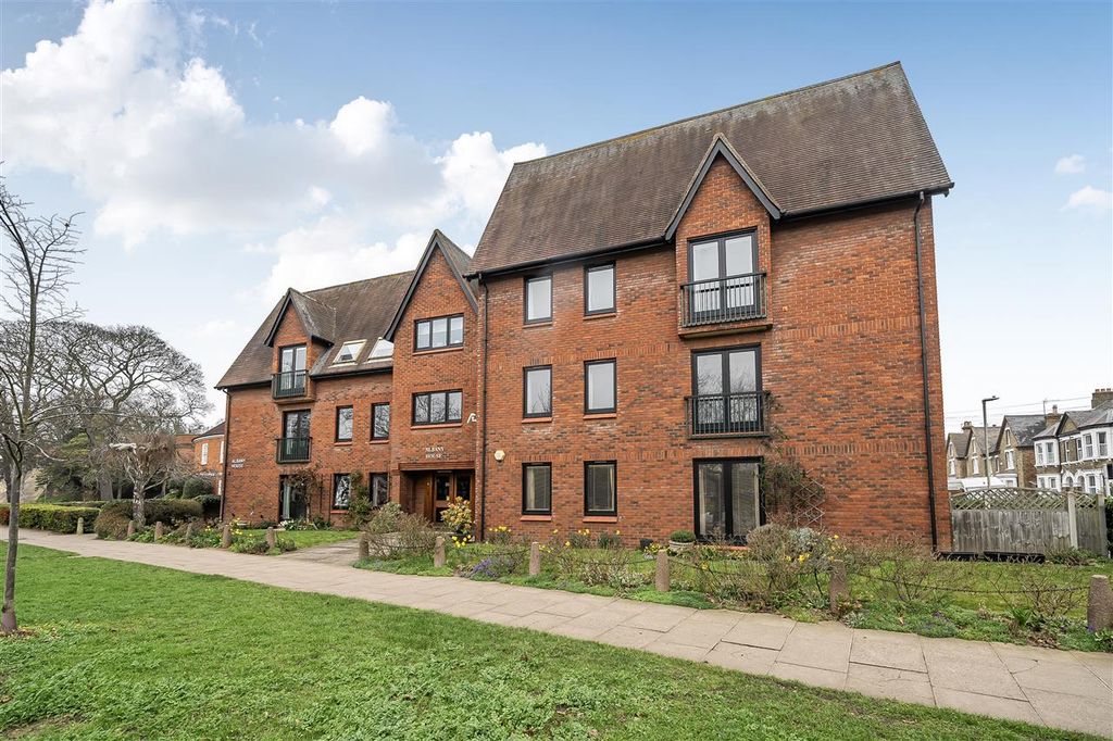 2 bed flat for saleAlbany House, Bedford MK40
