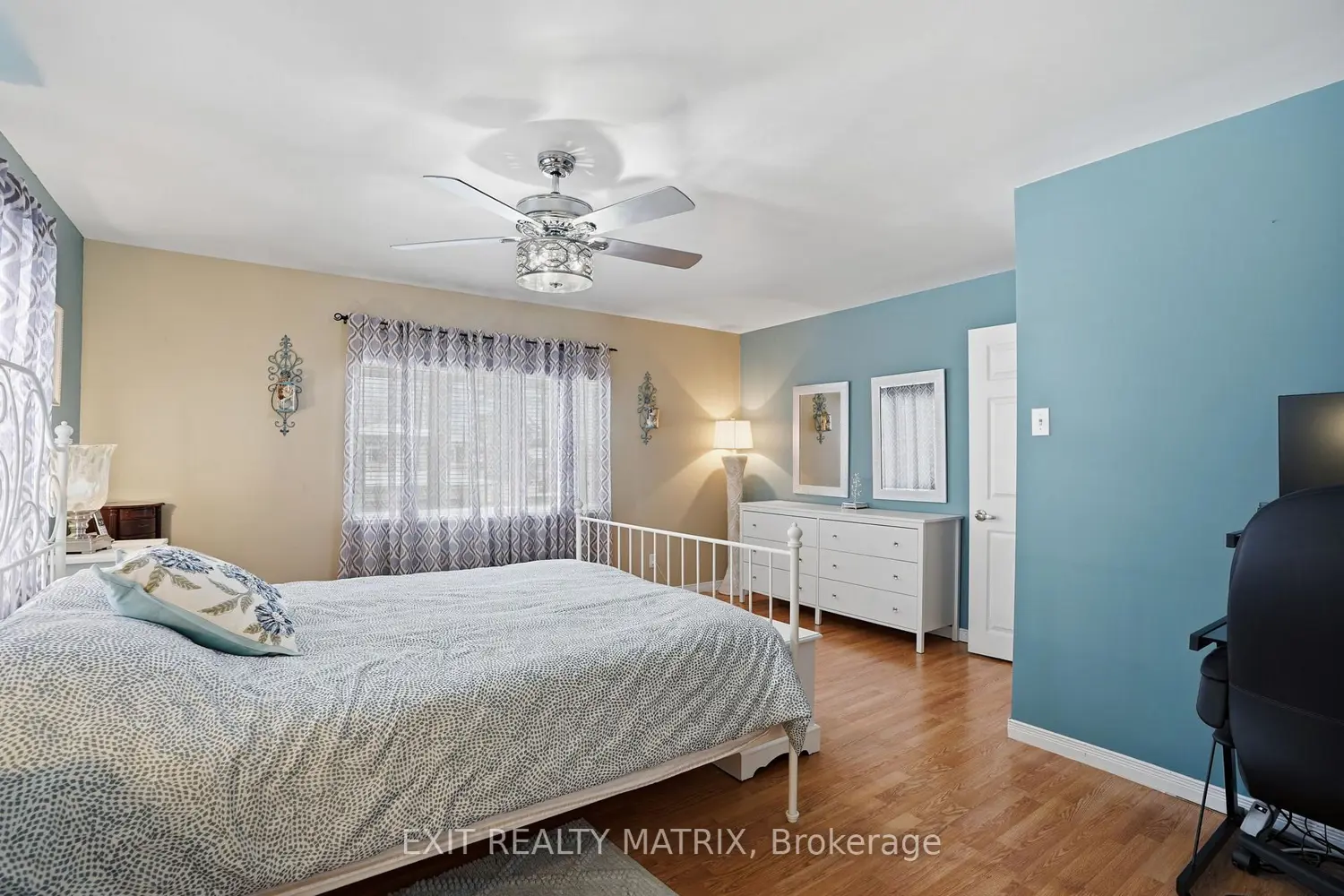 Additional image 9 of 1691-1695 Saint-Laurent Street