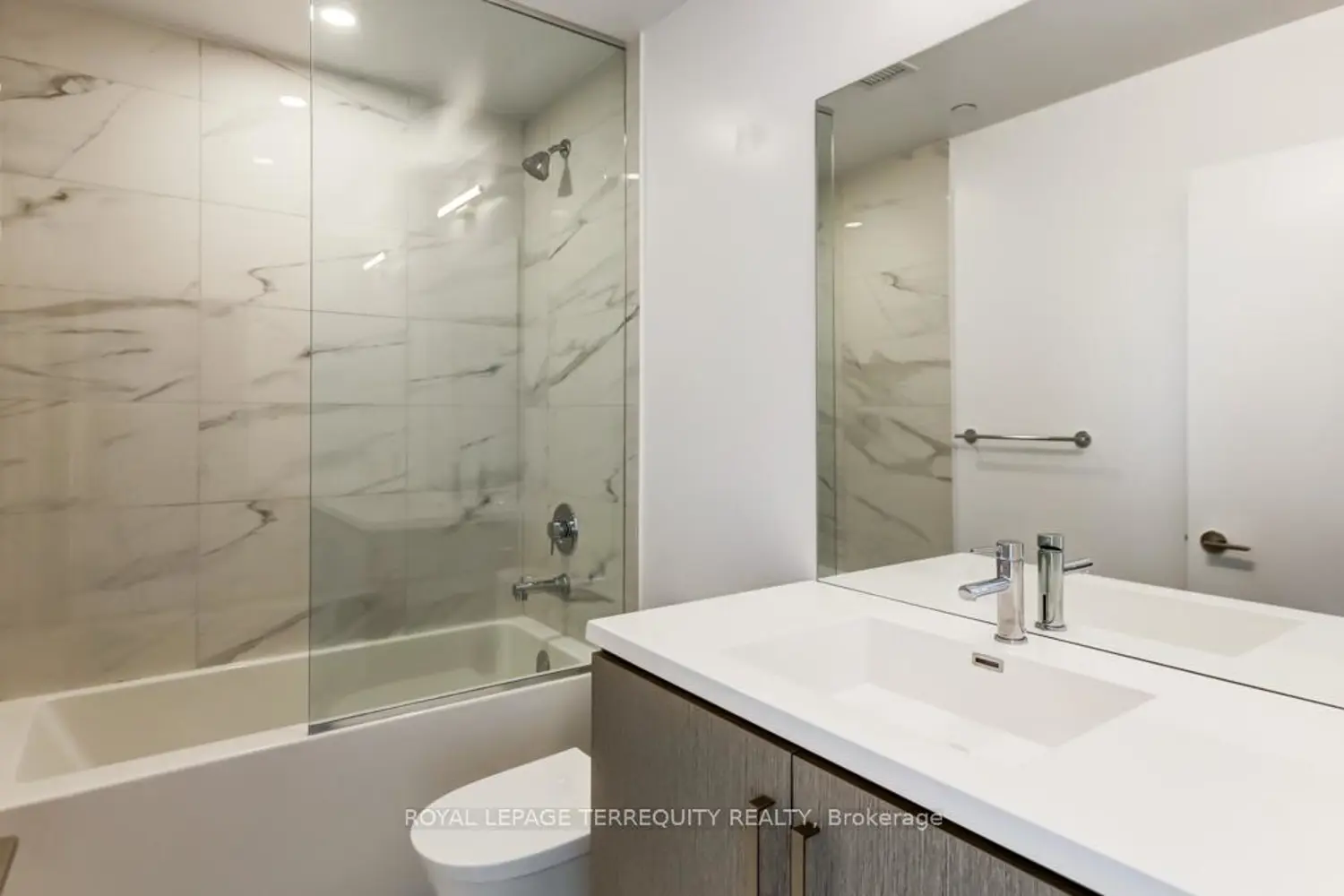 Additional image 17 of 38 Honeycrisp Crescent 607