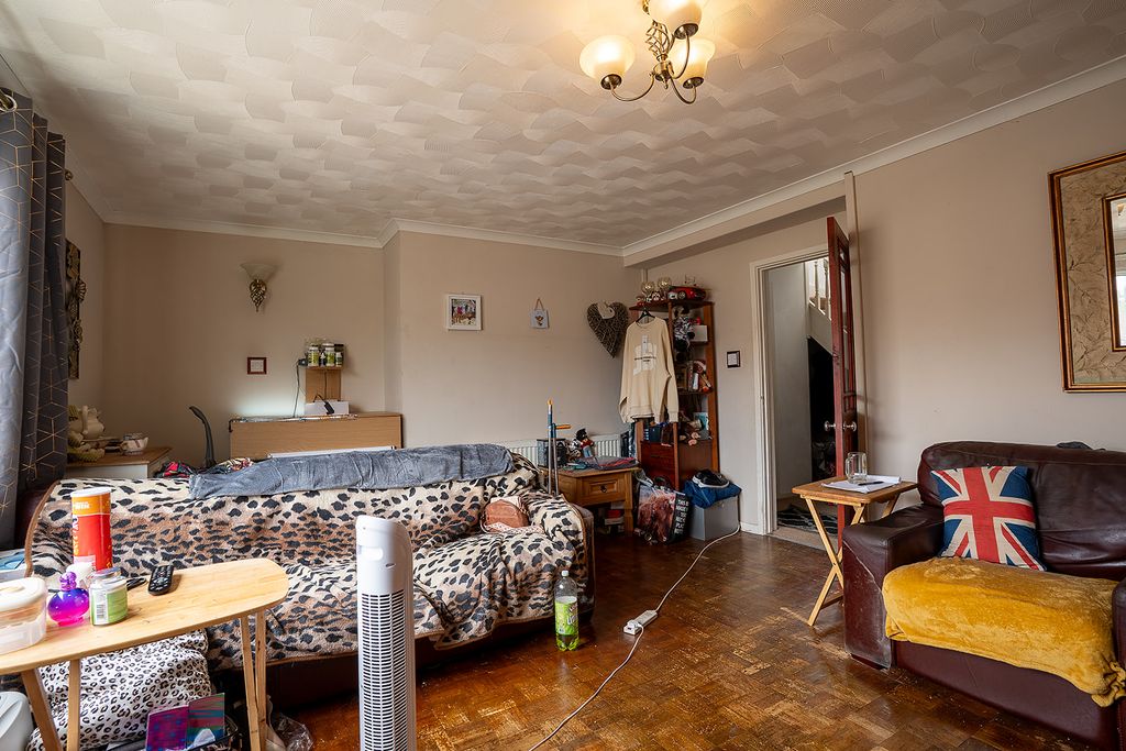 3 bed maisonette for salePorset Drive, Caerphilly CF83 photo 4