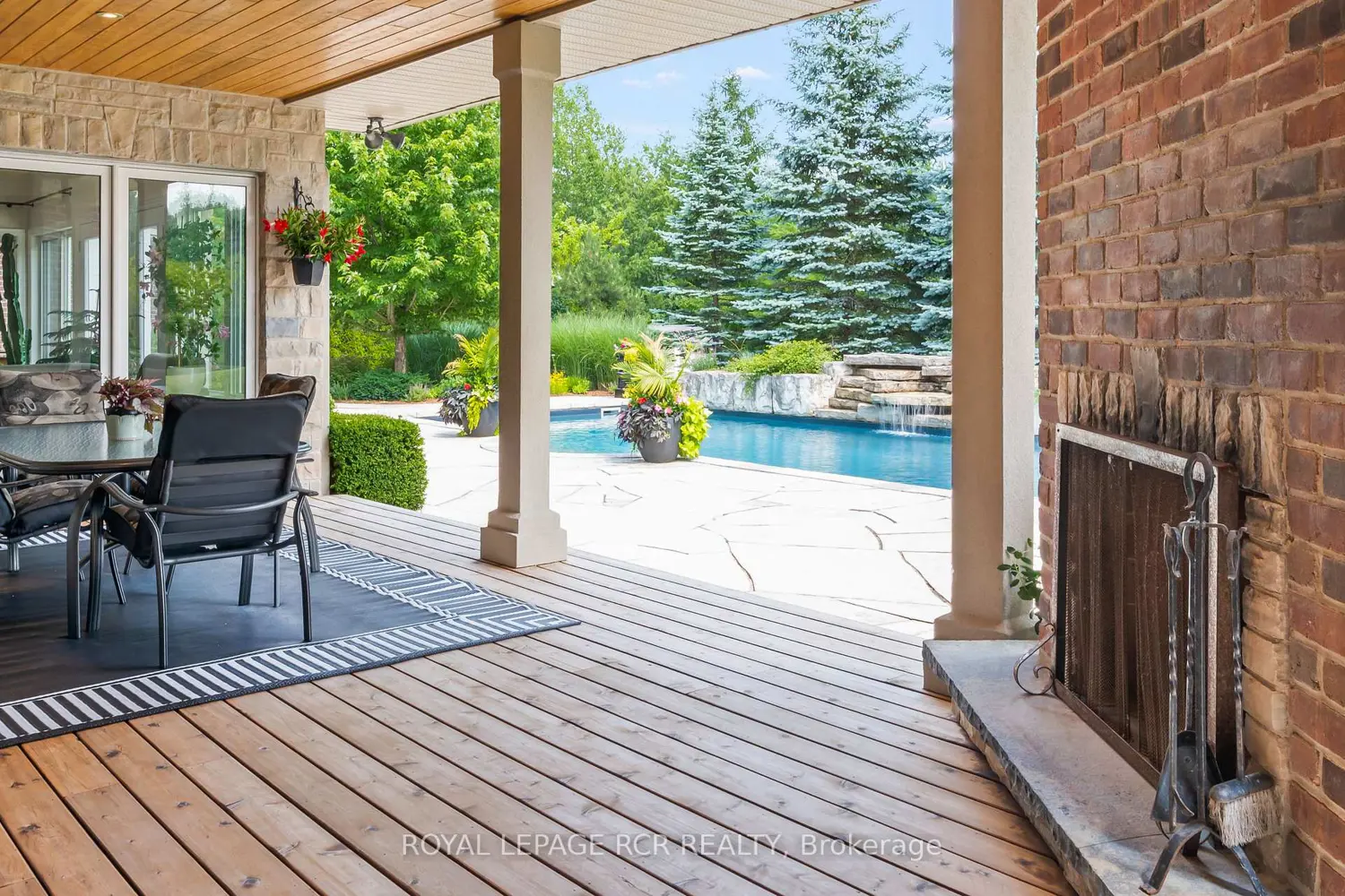 9727 Dundas Street photo 5