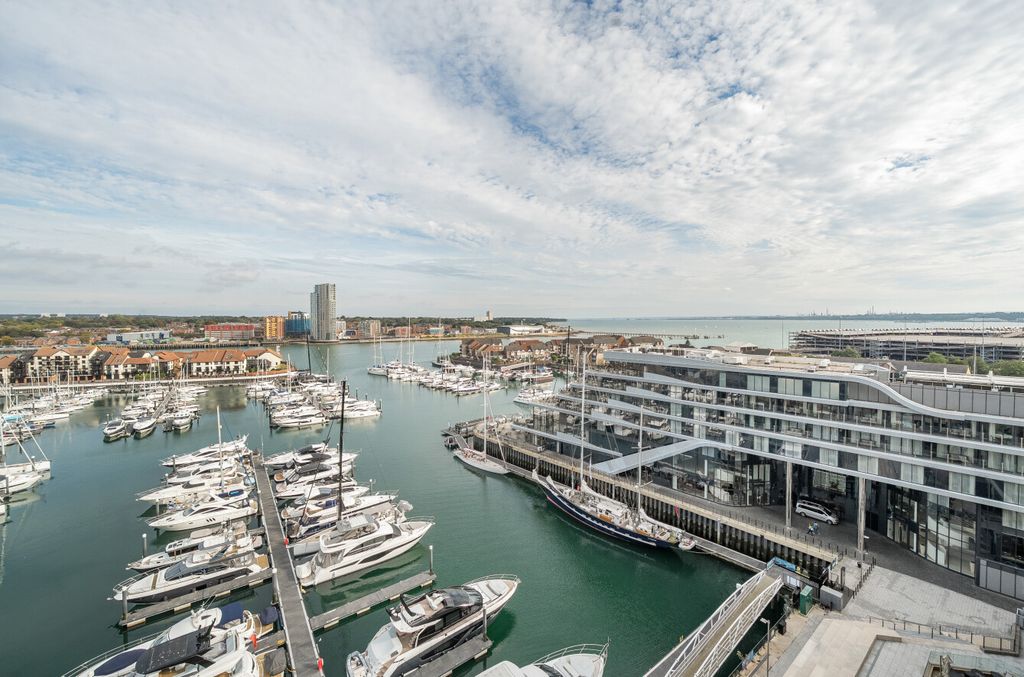 3 bed flat for saleMaritime Walk, Ocean Village, Southampton, Hampshire SO14